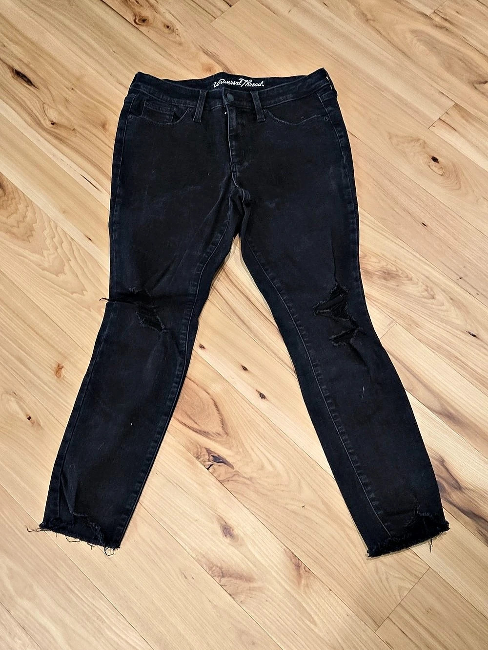 Universal Thread Mid Rise Skinny Distressed Skinny Jeans in Black 4/27S